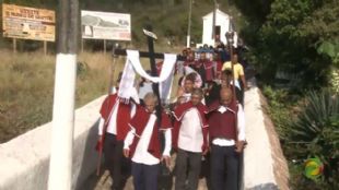 Depois de dois anos, fiis retornam ao Santurio de Monte Santo.